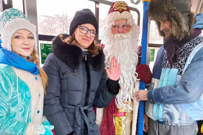 Дед Мороз и Снегурочка в автобусе