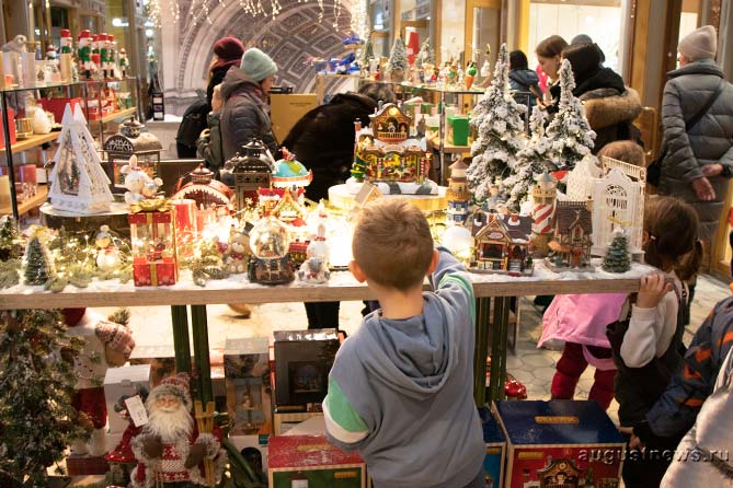 покупатели в магазине возле новогодних подарков