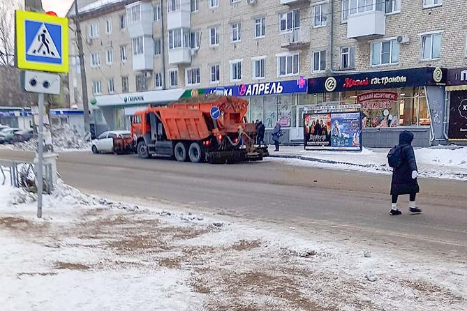 песок на дороге по улице Мира