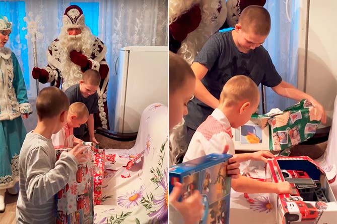 дети распаковывают новогодние подарки