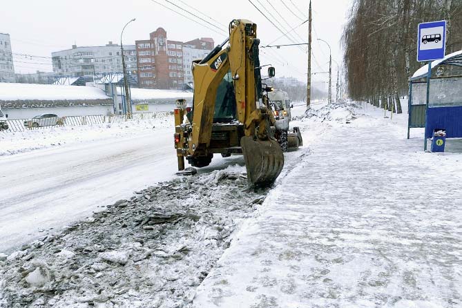 уборка наледи на остановке