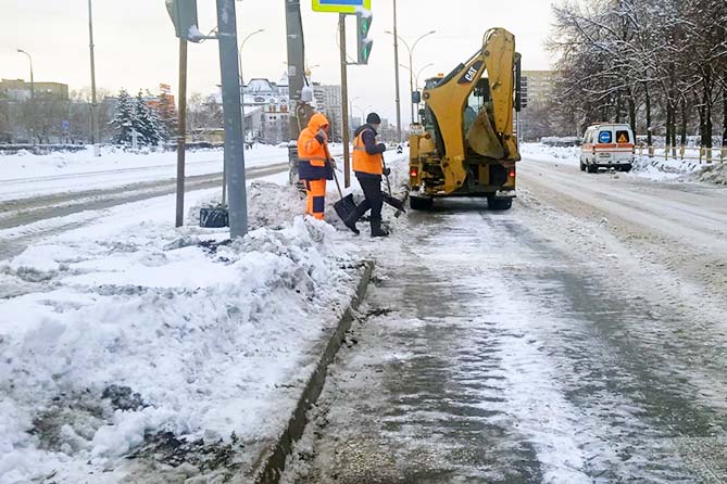 расчистка снега на пешеходном переходе