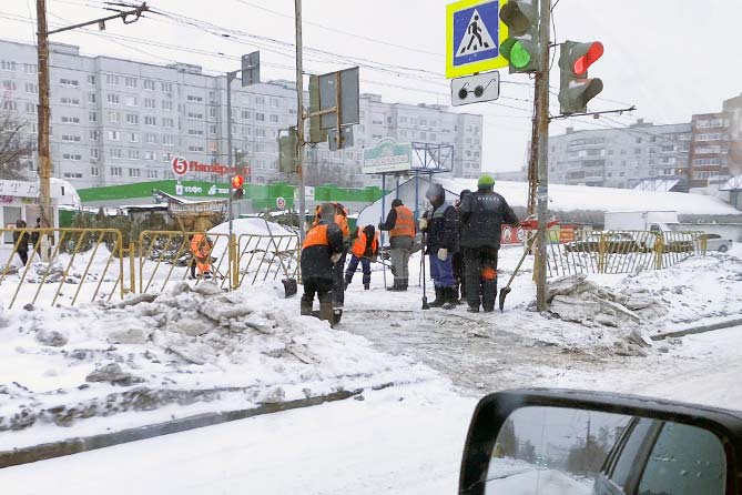 уборка наледи на пешеходном переходе