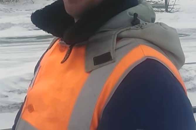 мужчина в оранжевой жилетке