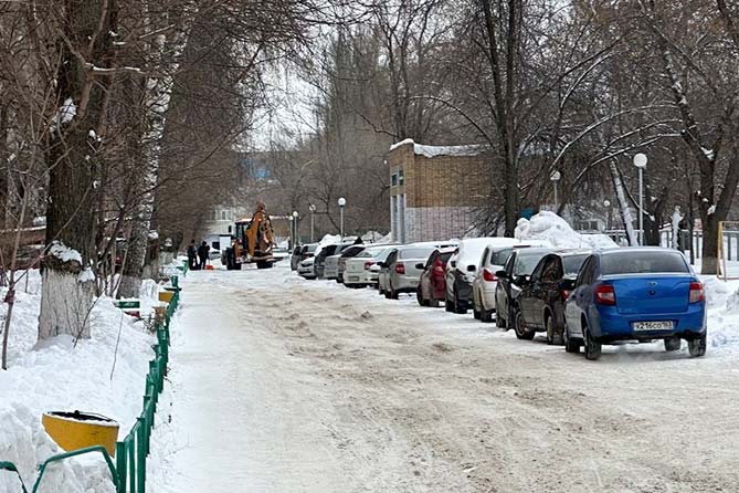 машины мешают уборке снега во дворе