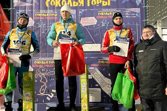 победители лыжных гонок на пьедестале