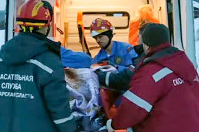 спасатели грузят пострадавшего в скорую помощь