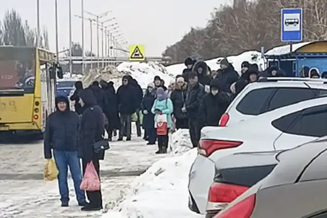 люди на остановке возле КПП