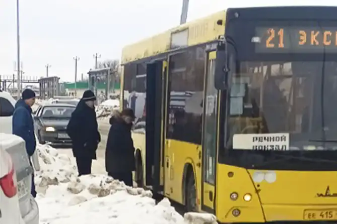 21 автобус на остановке