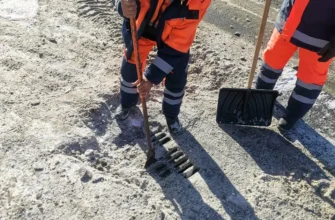 подрядчик расчищает ливневку от снега