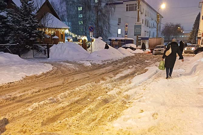 снег не чищен на улице Октябрьской