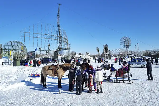 люди в парке Сахарова 23 февраля