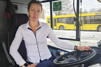 женщина водитель автобуса
