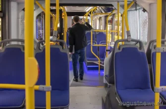 мужчина в салоне автобусе проводит проверку