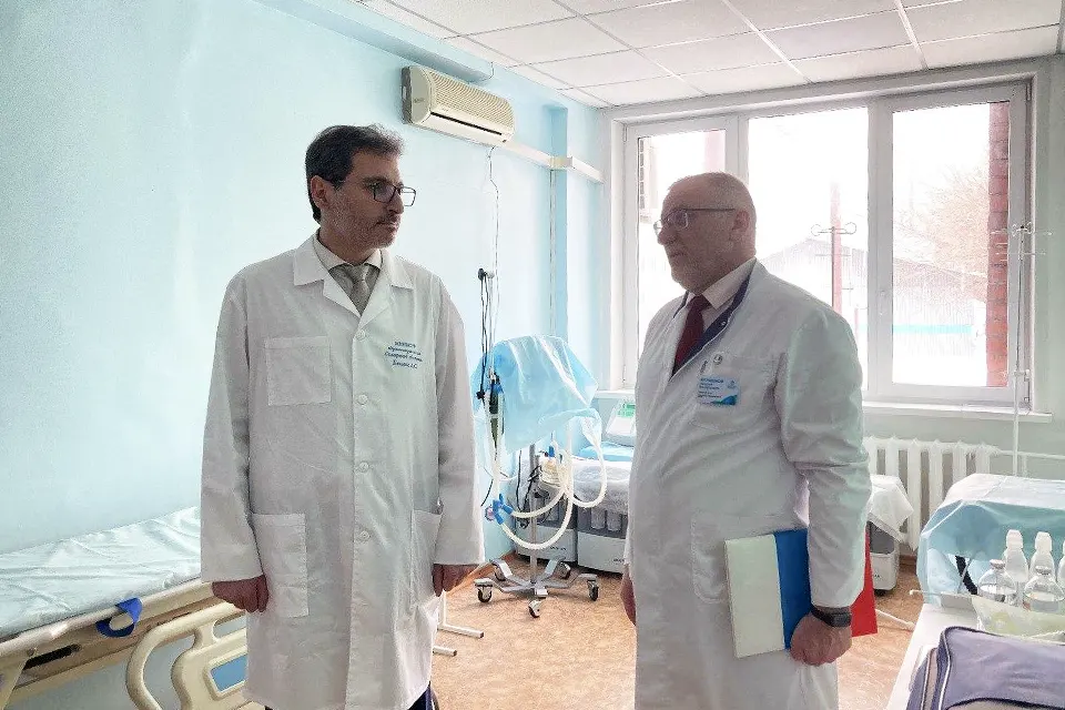глава областного минздрава с главврачом больницы №1