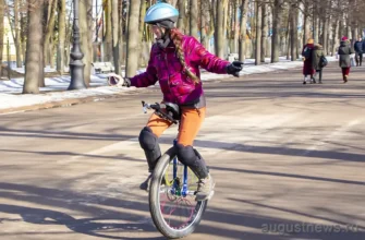девушка в шлеме на колесе