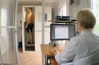 мужчина проходит флюорографию.