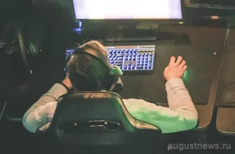 computer компьютер парень за компьютером