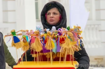 женщина продает чучело масленицы