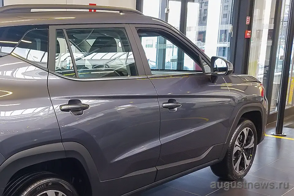 в автосалоне стоит современный автомобиль