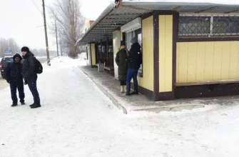 люди на остановке на улице Юбилейной