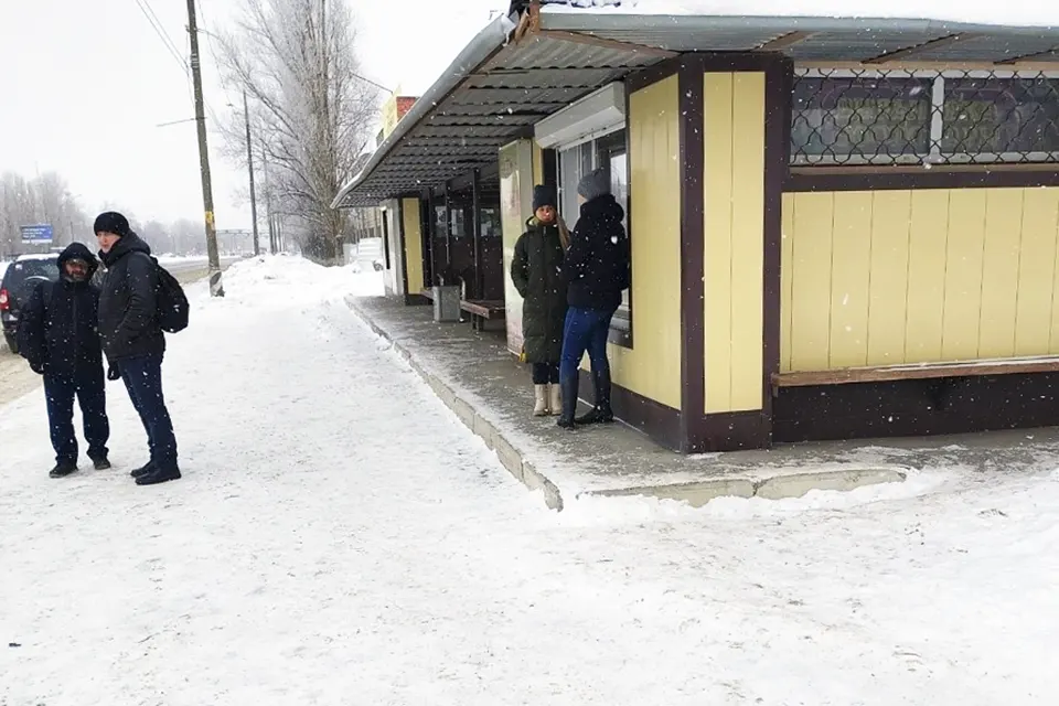 люди на остановке на улице Юбилейной