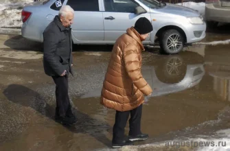 мужчина и женщина переходят через лужу
