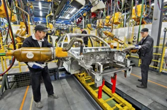 рабочие проводят сварку корпуса лада веста