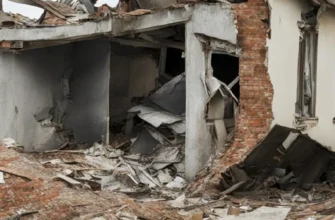 разрушенное старое здание