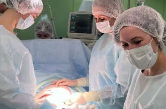 врачи проводят операцию роды