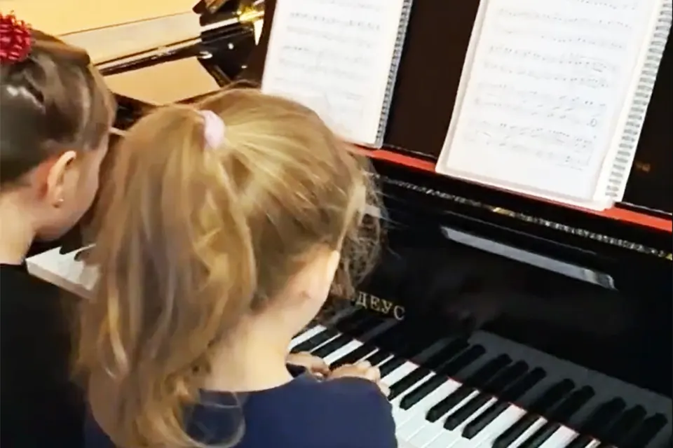 девочки играют на новом рояле