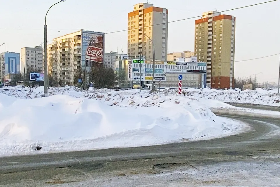 снежные валы на проезжей части