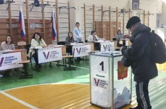 мужчина участвует в выборах