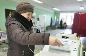 женщина участвует в выборах