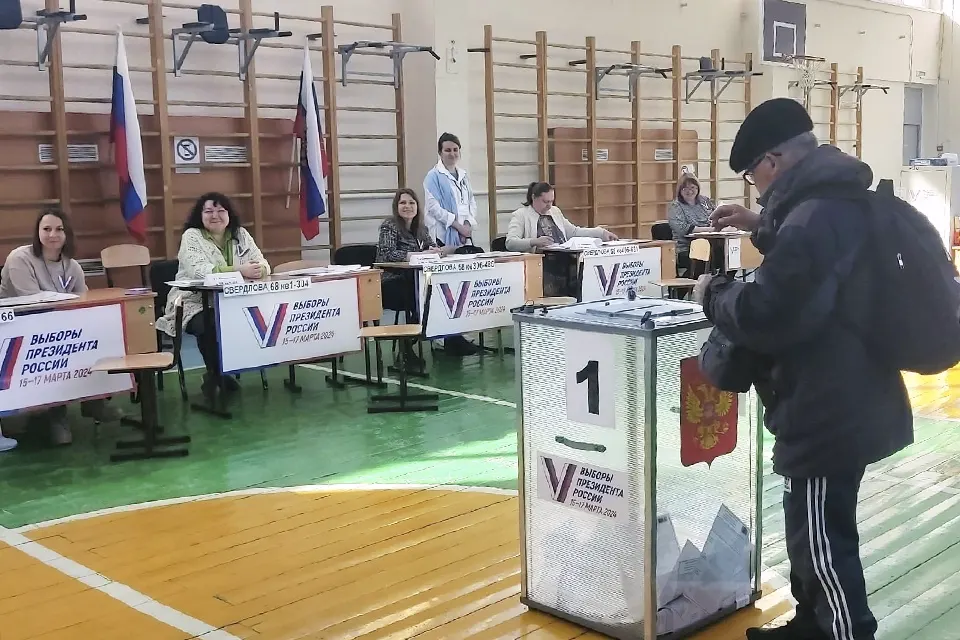мужчина участвует в выборах