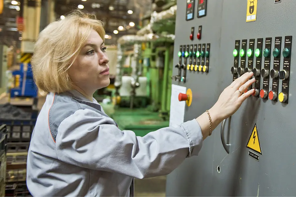 женщина работает в цеху по производству коробок передач