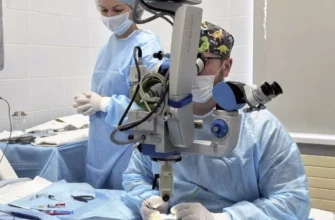 офтальмолог проводит операцию