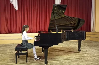 девочка играет на рояле