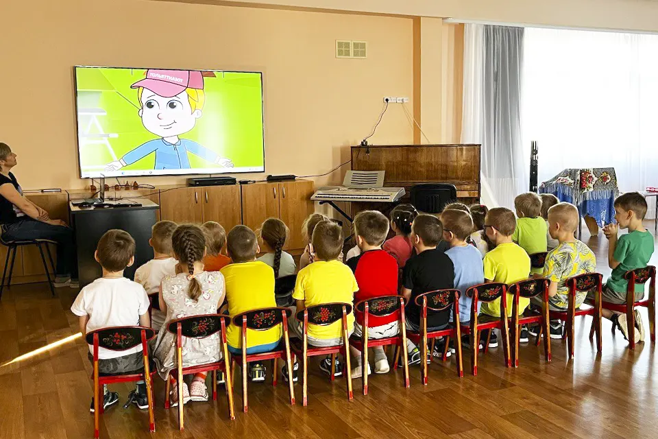 дети в детсаду смотрят мультфильм