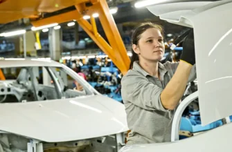 девушка на сборке автомобиля лада веста