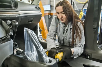 девушка ведет сборку салона лада веста