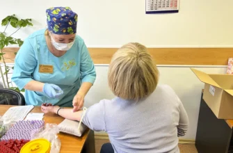 медработник делает забор крови