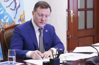 губернатор подписывает документы