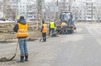дорожные рабочие убирают прибордюрную грязь