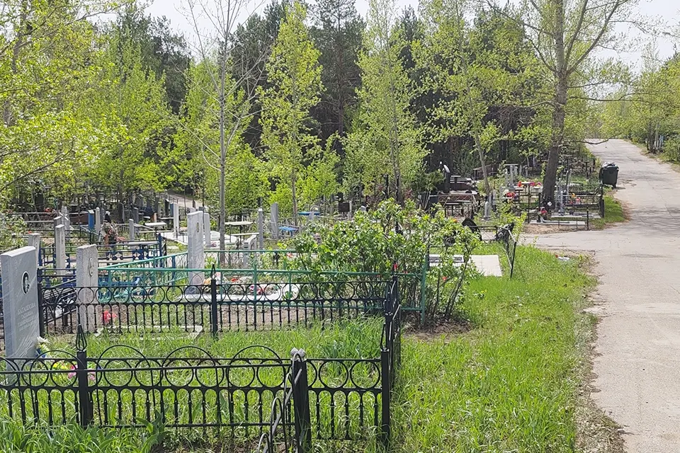 могилы на кладбище по улице Баныкина