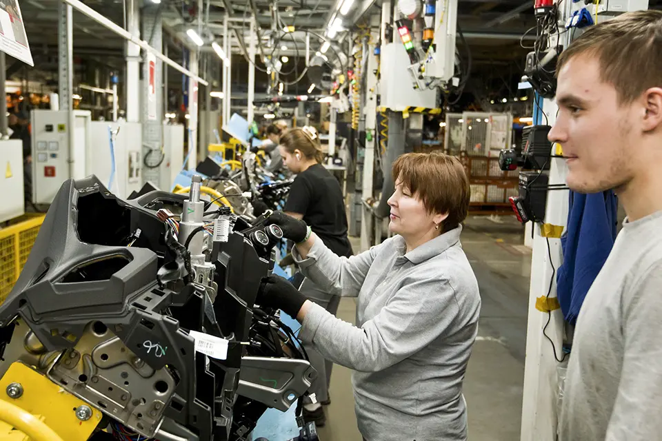 женщина работает на сборке лада веста