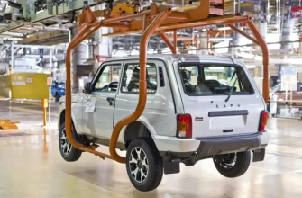 на конвейере собирают белую ниву автомобиль