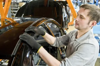 собирают автомобиль лада веста черная