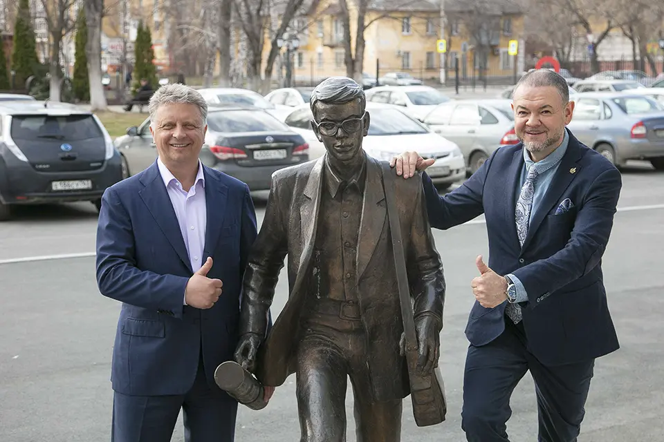 максим соколов михаил криштал около памятника студенту