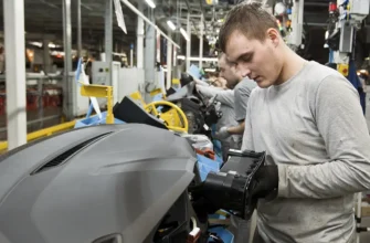 парень собирает панель приборов лада веста